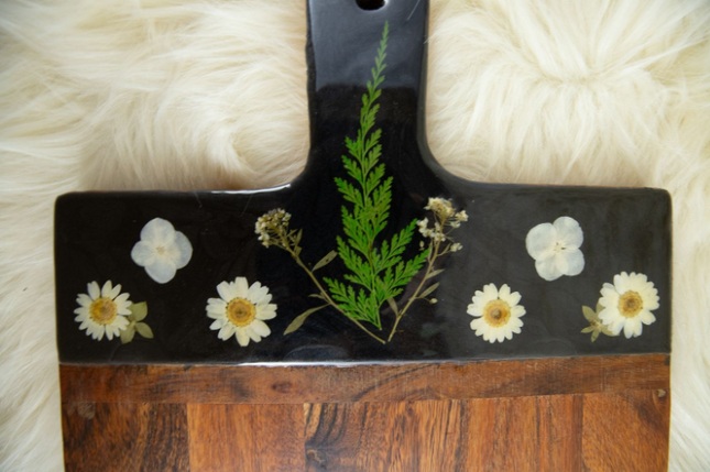Medium Cheese Board with Dried Flowers - white - Acacia Wood